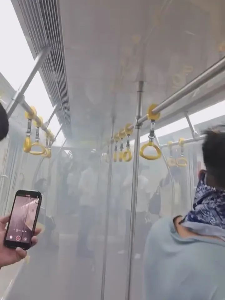 今早杭州地铁3号线冒出浓烟,乘客捂鼻逃离,官方回应→ 今早杭州地铁3号线冒出浓烟,乘客捂鼻逃离,官方回应→