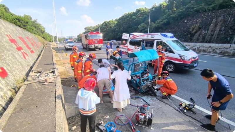 江西吉安:三轮车追尾半挂车 司机被卡驾驶室 江西吉安:三轮车追尾半挂车 司机被卡驾驶室