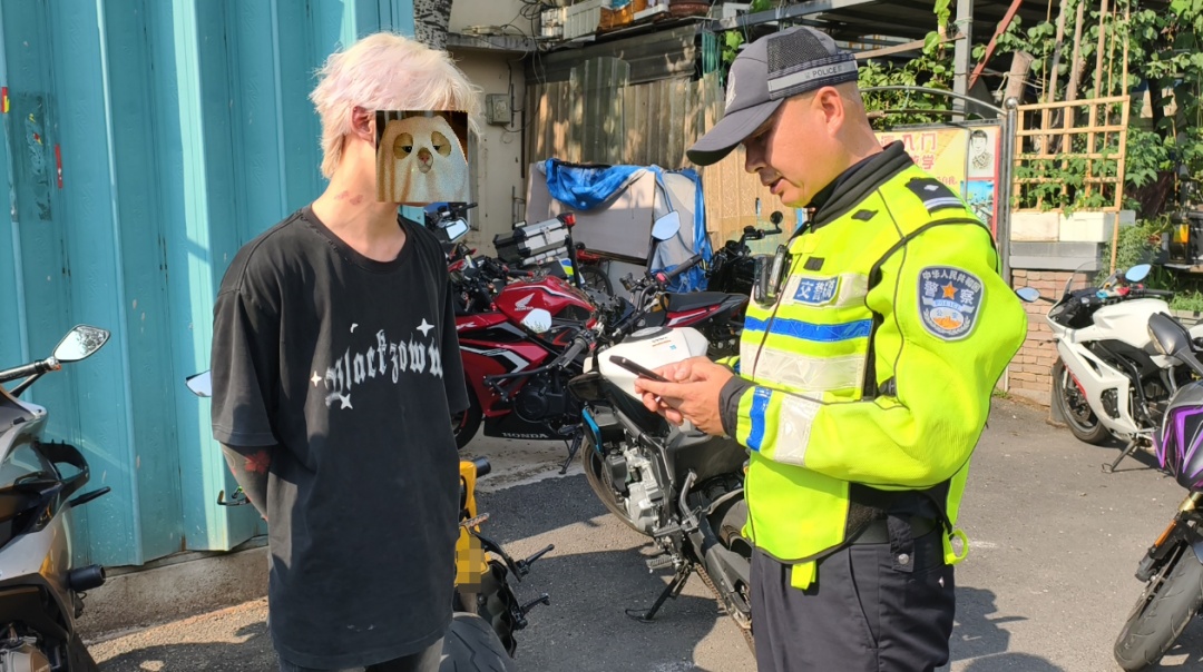 深夜“炫技”被举报,交警果断“拿下”! 深夜“炫技”被举报,交警果断“拿下”!