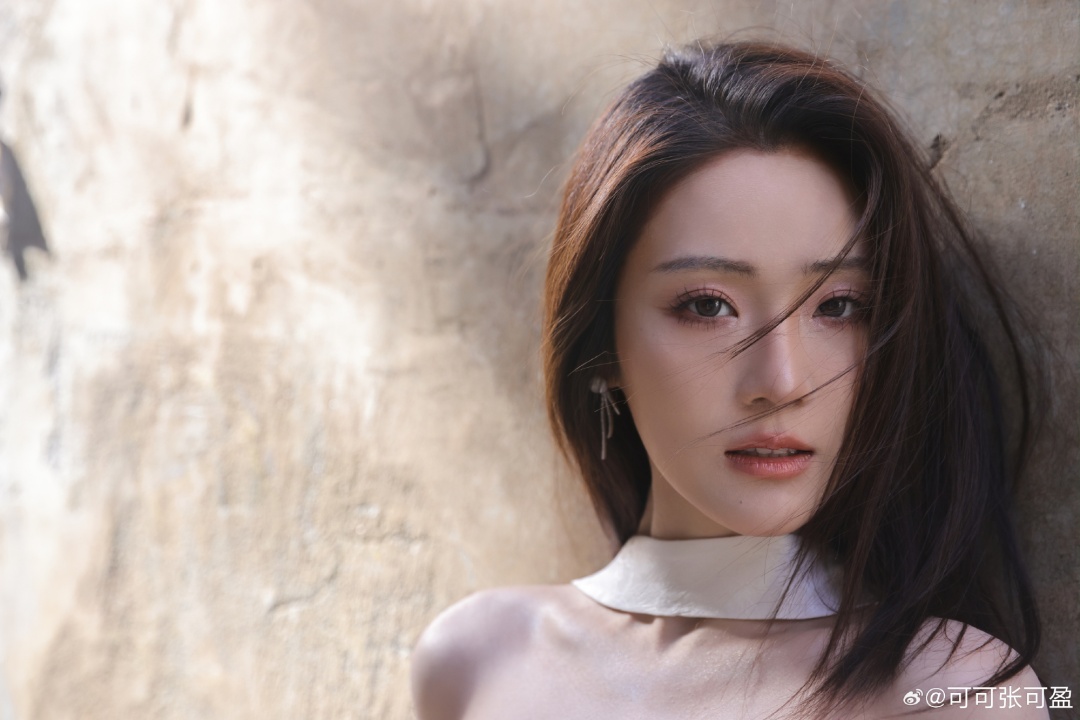 冲上热搜！张凯丽女儿张可盈回应“节目里爆哭”：可能是脑子进水了