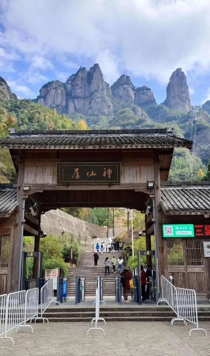 一景区多名游客被困半空,还有人中暑倒地 一景区多名游客被困半空,还有人中暑倒地