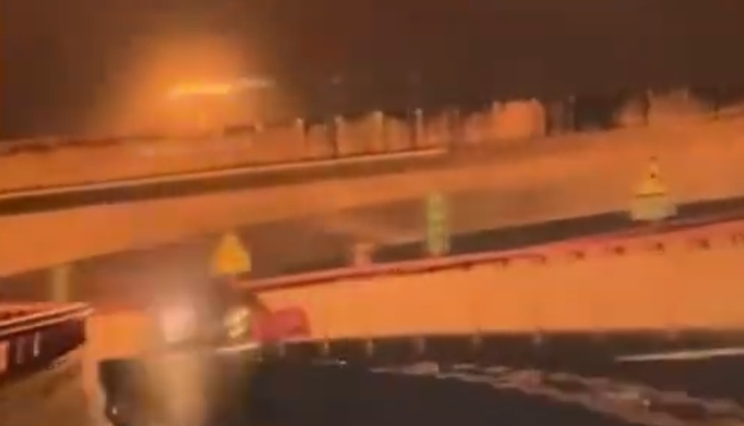 上海“最险匝道”弯势近180度!有车半夜“失控漂移”,交警紧急提醒→ 上海“最险匝道”弯势近180度!有车半夜“失控漂移”,交警紧急提醒→