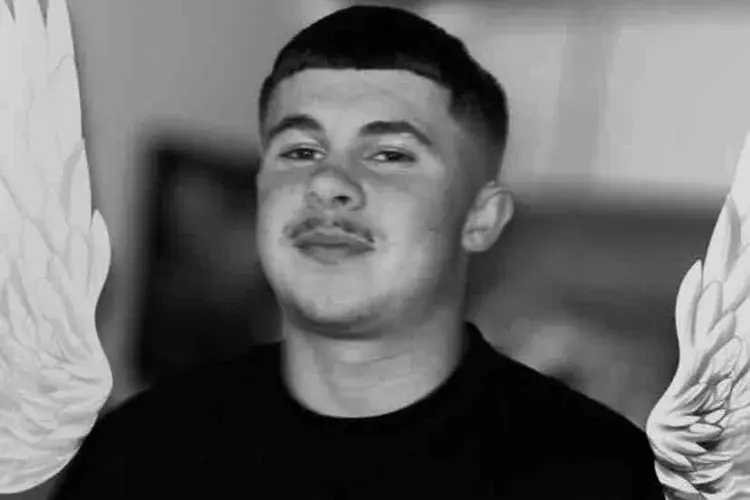 18岁男生与女友同居太兴奋后空翻摔死,当时自己还能站起来…… 18岁男生与女友同居太兴奋后空翻摔死,当时自己还能站起来……