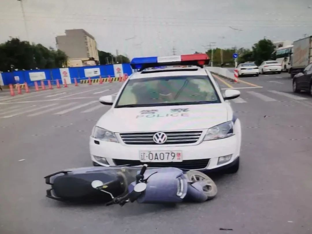 把私家车改成警车!徐某某被依法采取刑事强制措施 把私家车改成警车!徐某某被依法采取刑事强制措施