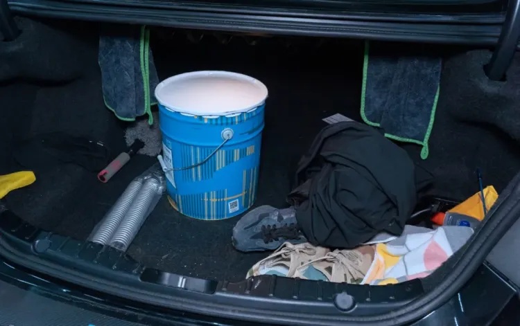 油漆桶内有猫腻!海关查获跨境司机利用油漆桶藏匿旧手机进境案 油漆桶内有猫腻!海关查获跨境司机利用油漆桶藏匿旧手机进境案