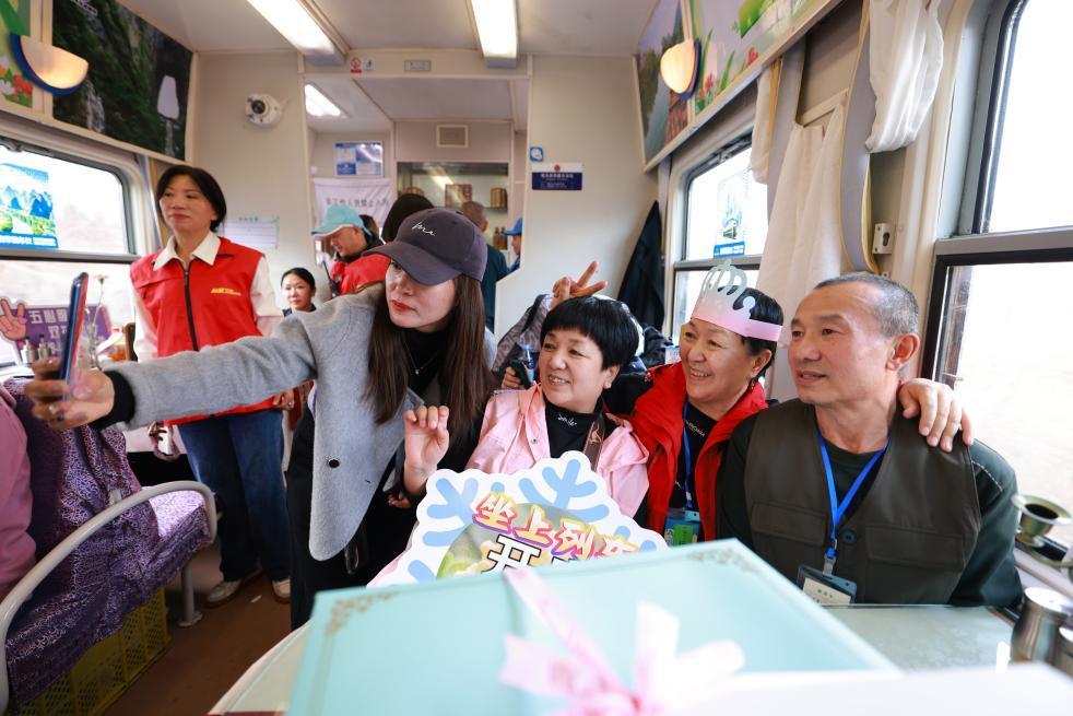 新华视点丨“银发专列”为何成为老年人出游“新宠”? 新华视点丨“银发专列”为何成为老年人出游“新宠”?