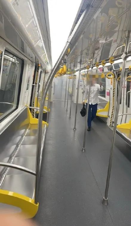 今早杭州地铁3号线冒出浓烟,乘客捂鼻逃离,官方回应→ 今早杭州地铁3号线冒出浓烟,乘客捂鼻逃离,官方回应→