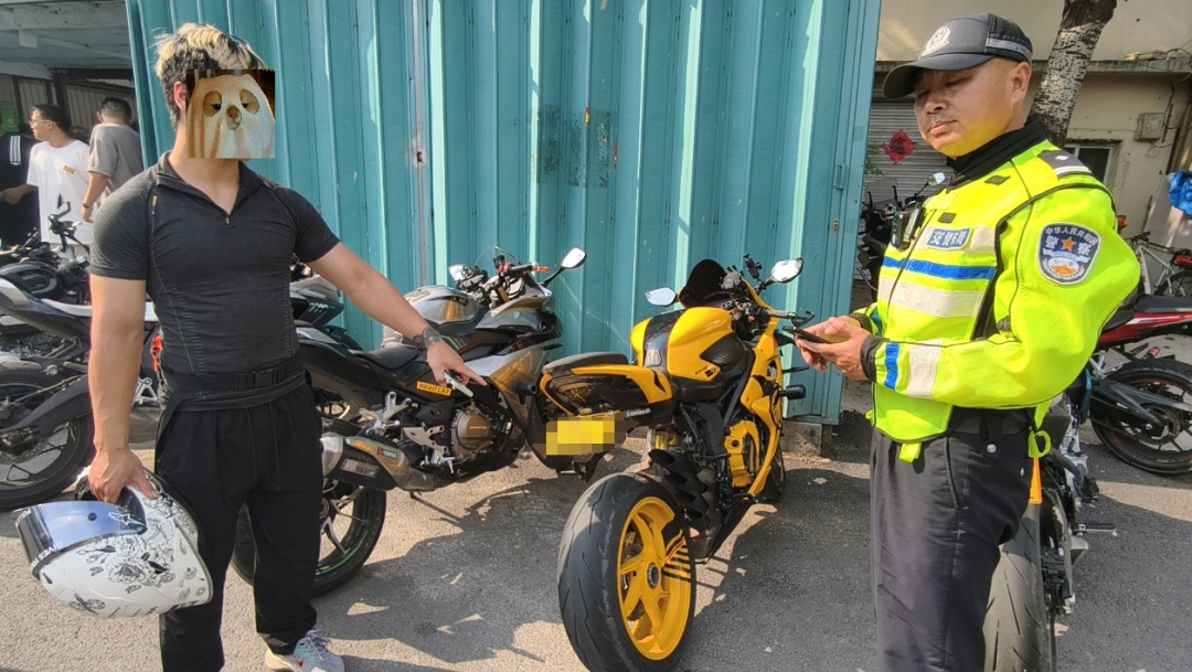 深夜“炫技”被举报,交警果断“拿下”! 深夜“炫技”被举报,交警果断“拿下”!