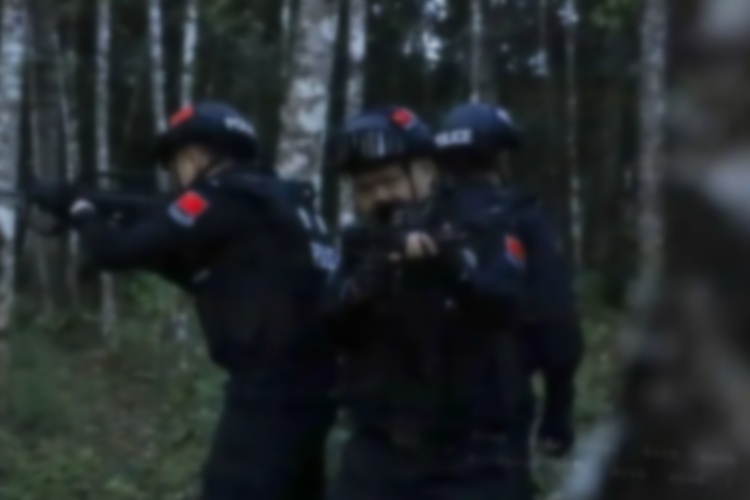 潜伏、堵截、飙车……他与毒贩们的边境生死战 潜伏、堵截、飙车……他与毒贩们的边境生死战