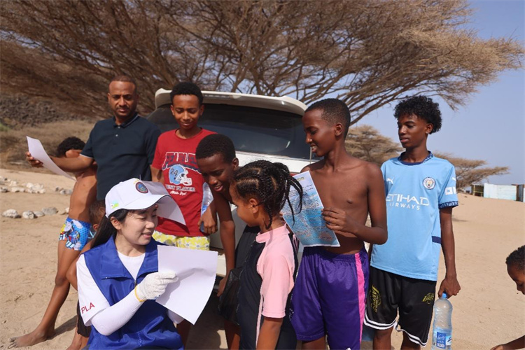 中国人民解放军驻吉布提保障基地清理维护当地海滩