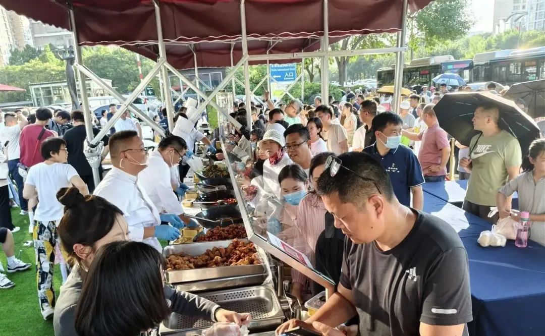 郑州五星级酒店摆地摊“37分钟卖光进账3万”：有市民下午四点开始排队