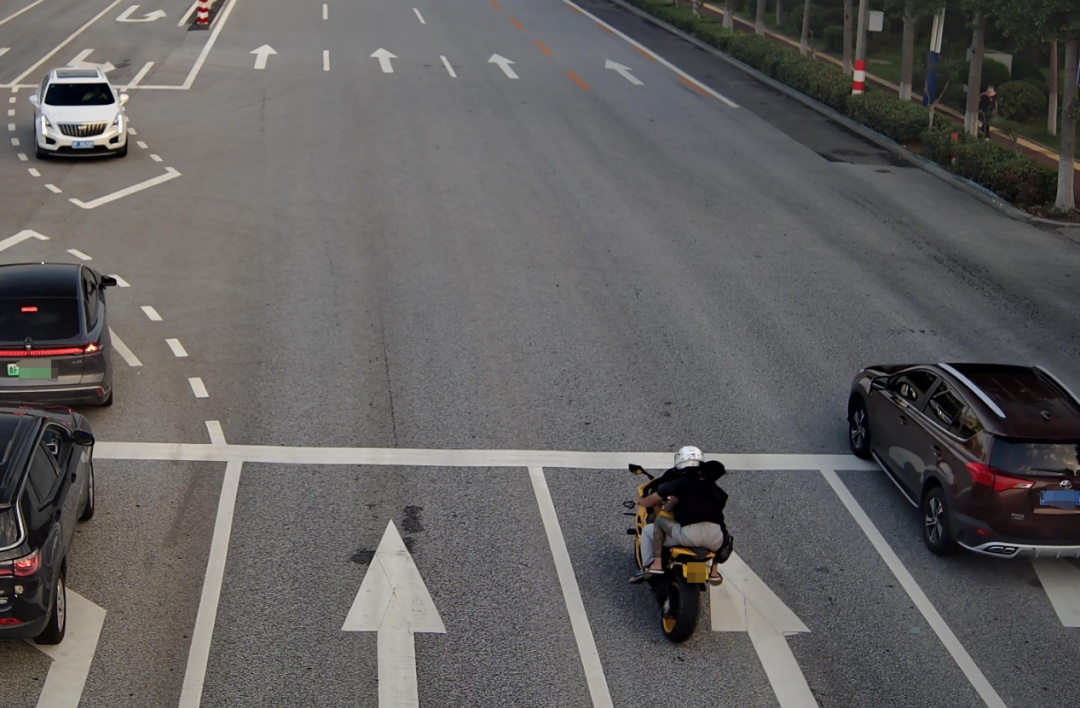 深夜“炫技”被举报,交警果断“拿下”! 深夜“炫技”被举报,交警果断“拿下”!