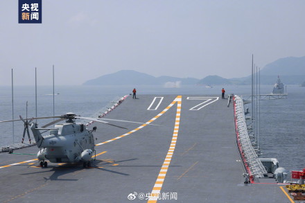 香港用水门礼送别山东舰 香港用水门礼送别山东舰