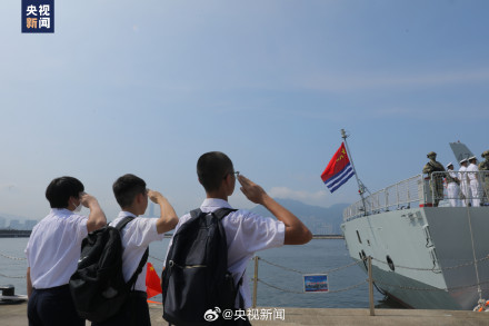 依依惜别！香港中学生向湛江舰敬礼告别