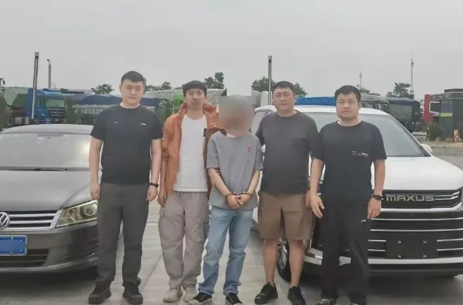 编织“孤儿”身世洗白身份,学习美发还娶妻生子,潜逃31年的他终于落网! 编织“孤儿”身世洗白身份,学习美发还娶妻生子,潜逃31年的他终于落网!