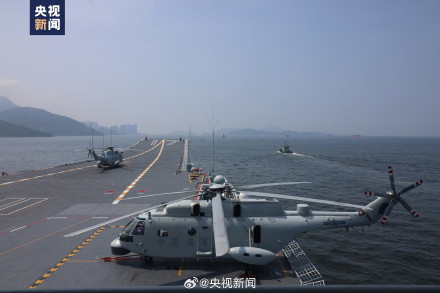 香港用水门礼送别山东舰 香港用水门礼送别山东舰