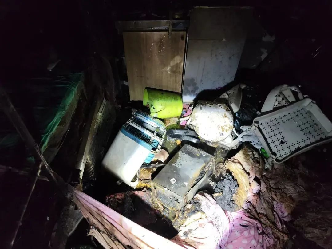 千万别学!租客带TA回家充电,家烧没了…… 千万别学!租客带TA回家充电,家烧没了……