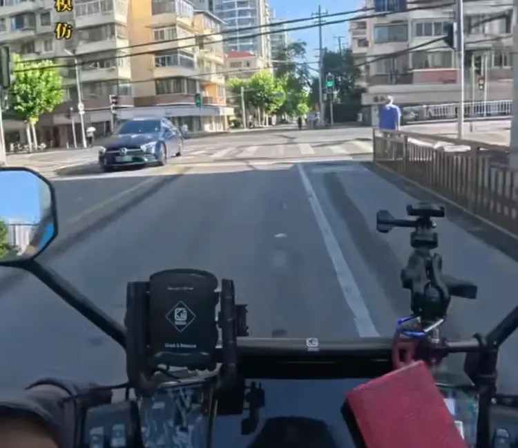 路遇男孩头部流血,他连单都不送了!网友:骑手变骑士 路遇男孩头部流血,他连单都不送了!网友:骑手变骑士