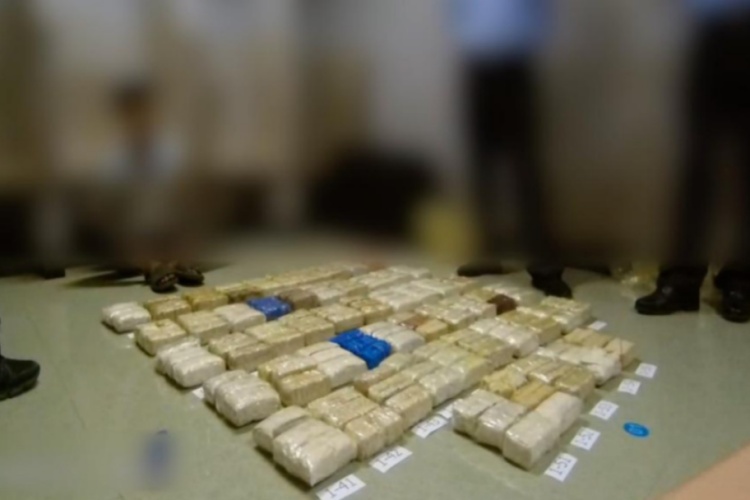 潜伏、堵截、飙车……他与毒贩们的边境生死战 潜伏、堵截、飙车……他与毒贩们的边境生死战