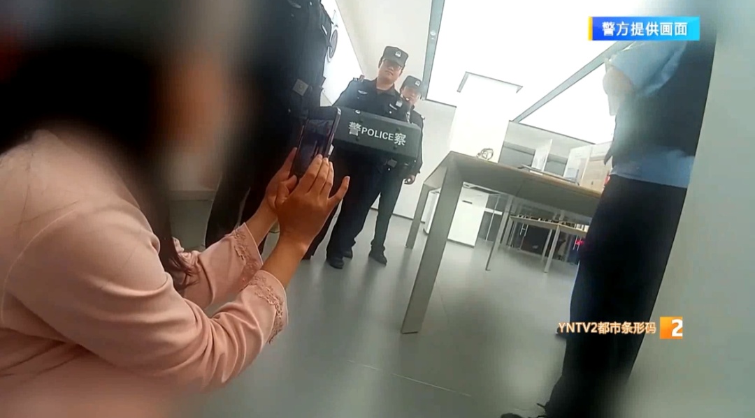 “全是白蛇在翻滚” 女子冲入店铺惊恐万分!民警:吃菌子没? “全是白蛇在翻滚” 女子冲入店铺惊恐万分!民警:吃菌子没?