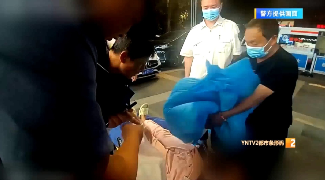 “全是白蛇在翻滚” 女子冲入店铺惊恐万分!民警:吃菌子没? “全是白蛇在翻滚” 女子冲入店铺惊恐万分!民警:吃菌子没?