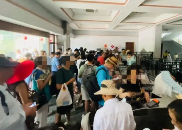 一景区多名游客被困半空,还有人中暑倒地 一景区多名游客被困半空,还有人中暑倒地