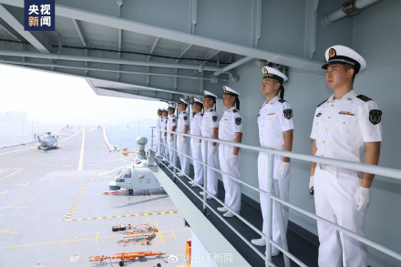 香港用水门礼送别山东舰 香港用水门礼送别山东舰