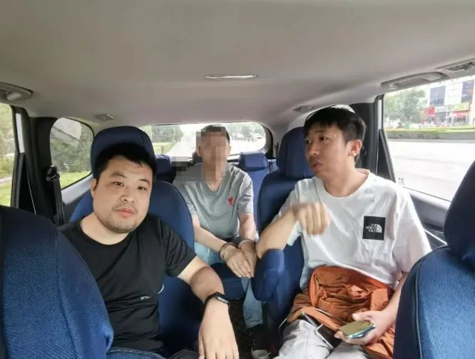 编织“孤儿”身世洗白身份,学习美发还娶妻生子,潜逃31年的他终于落网! 编织“孤儿”身世洗白身份,学习美发还娶妻生子,潜逃31年的他终于落网!