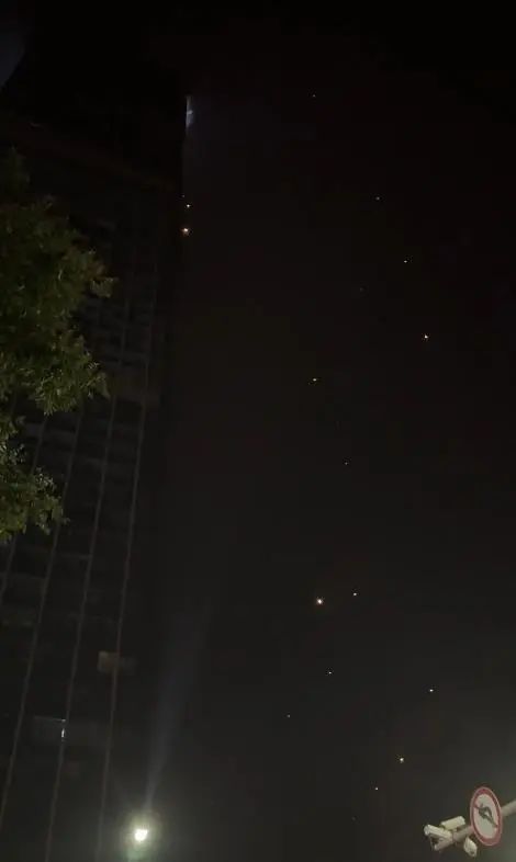 山西太原一写字楼顶灯牌凌晨起火，燃烧物空中飘落烧伤路边小车