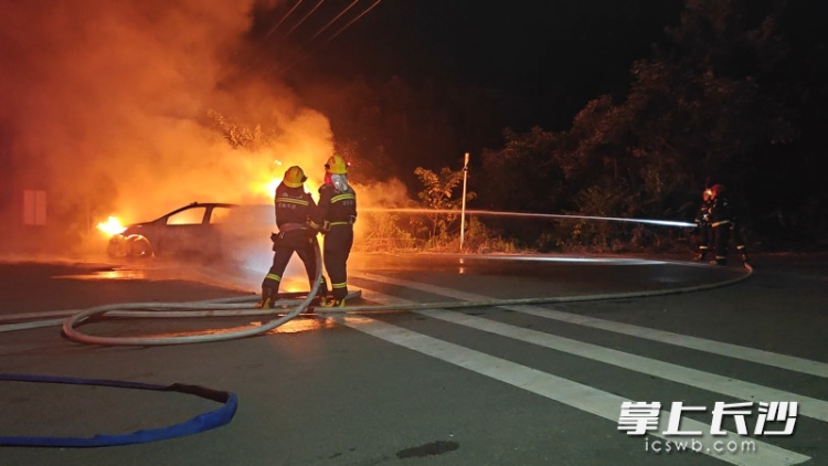 长沙一轿车自燃!消防提醒:请尽快检查自己的车! 长沙一轿车自燃!消防提醒:请尽快检查自己的车!