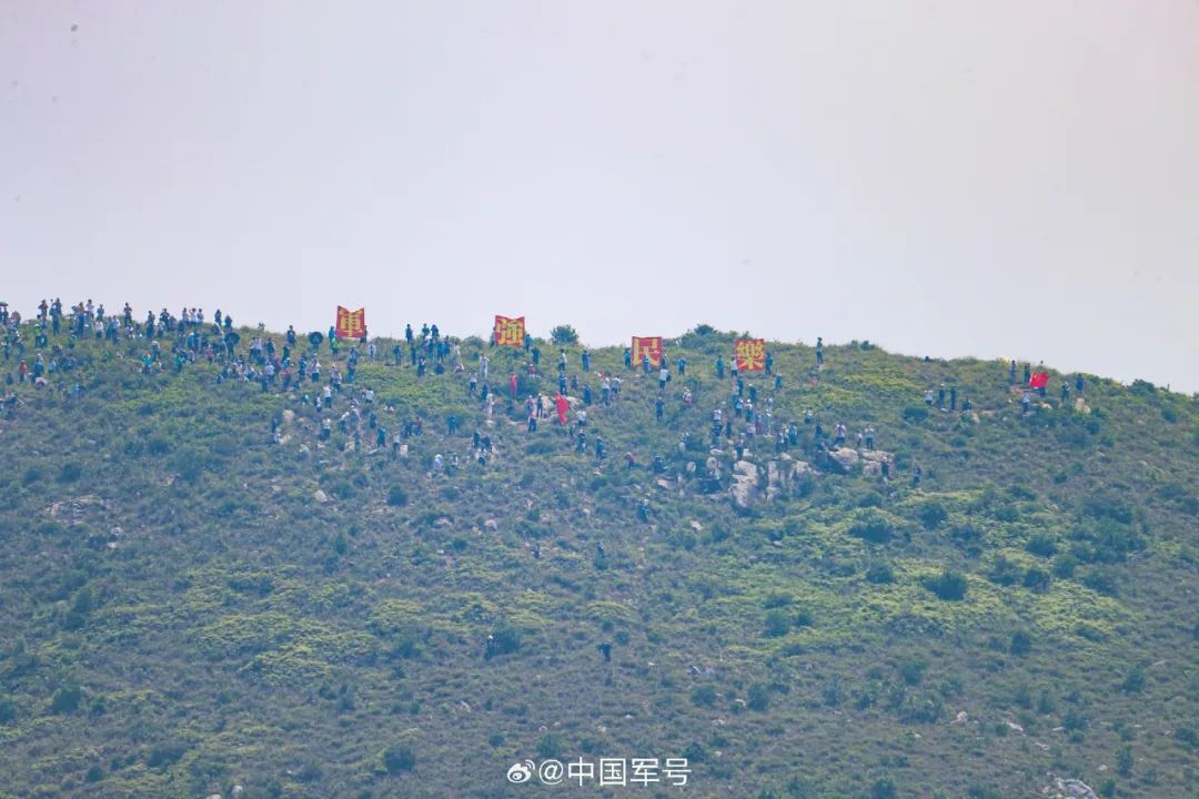 送别山东舰的香港市民：航母给我们拍照了！
