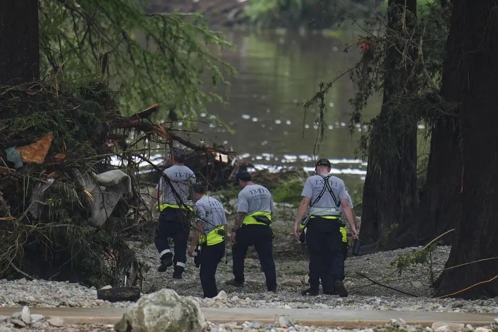 美国得州洪灾:27名夏令营女孩仍生死未卜 美国得州洪灾:27名夏令营女孩仍生死未卜