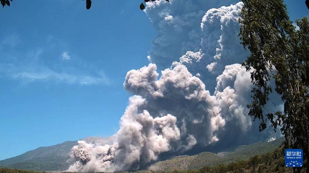 印度尼西亚一火山喷发 火山灰柱高约18公里