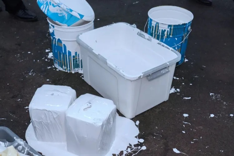 油漆桶内有猫腻!海关查获跨境司机利用油漆桶藏匿旧手机进境案 油漆桶内有猫腻!海关查获跨境司机利用油漆桶藏匿旧手机进境案