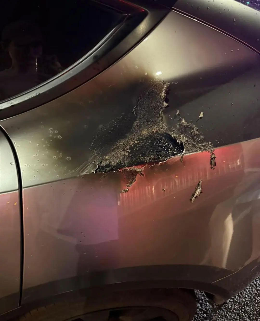 山西太原一写字楼顶灯牌凌晨起火，燃烧物空中飘落烧伤路边小车