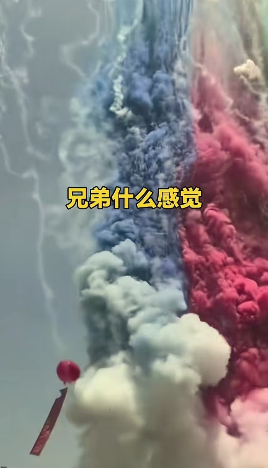 湖北一店铺开业典礼期间,一男子冲入爆燃烟花中,店铺:确有此事,他没受伤 湖北一店铺开业典礼期间,一男子冲入爆燃烟花中,店铺:确有此事,他没受伤