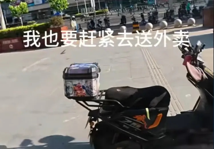 路遇男孩头部流血,他连单都不送了!网友:骑手变骑士 路遇男孩头部流血,他连单都不送了!网友:骑手变骑士