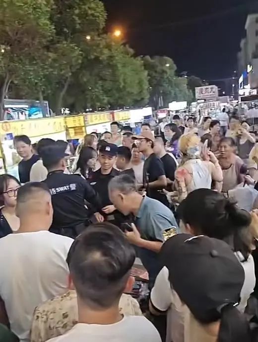 女子中百万大奖遭摊主抢夺?官方通报! 女子中百万大奖遭摊主抢夺?官方通报!