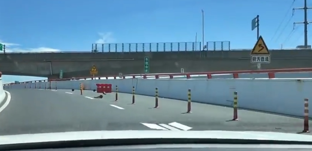 上海“最险匝道”弯势近180度!有车半夜“失控漂移”,交警紧急提醒→ 上海“最险匝道”弯势近180度!有车半夜“失控漂移”,交警紧急提醒→