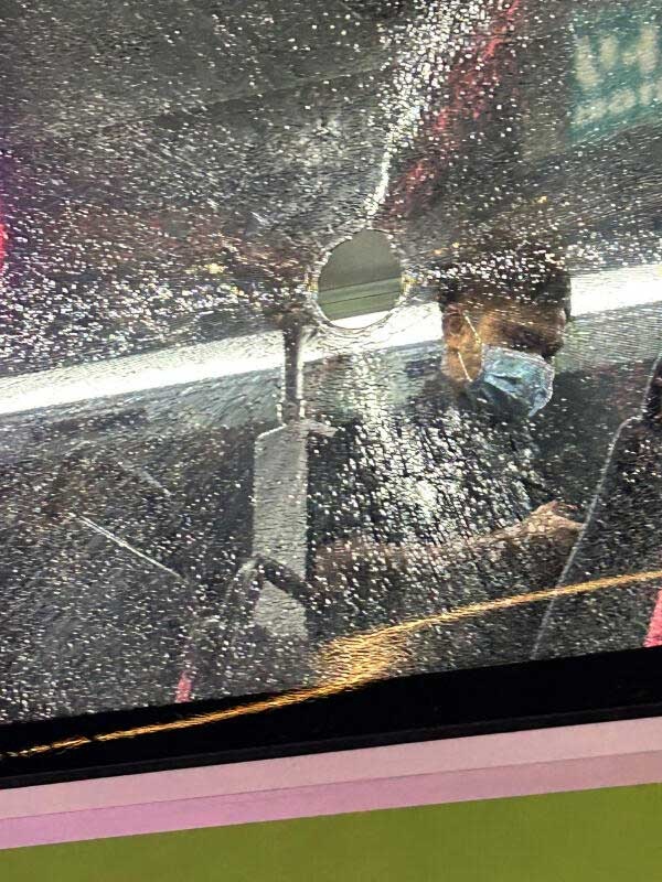 新加坡一女子坐公交遭酒瓶砸窗毁容,目击者:看到路边有个男子投掷酒瓶 新加坡一女子坐公交遭酒瓶砸窗毁容,目击者:看到路边有个男子投掷酒瓶