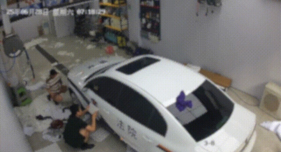 沈阳男子驾“警车”与电动车剐碰，被民警发现私自改装，律师：如情节严重或将获刑