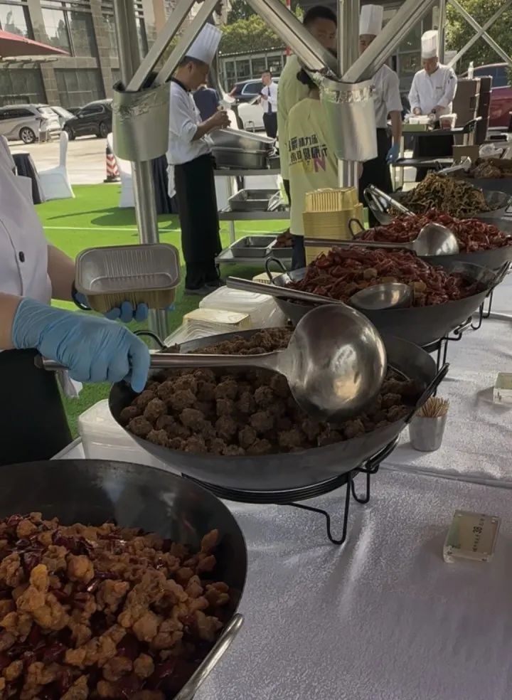 郑州五星级酒店摆地摊“37分钟卖光进账3万”：有市民下午四点开始排队