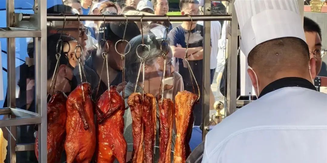 郑州五星级酒店摆地摊“37分钟卖光进账3万”：有市民下午四点开始排队