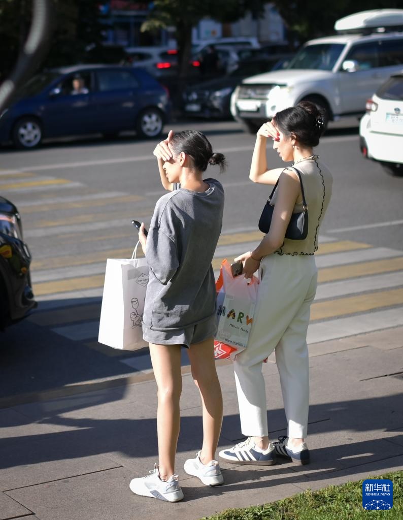 哈萨克斯坦阿拉木图迎来高温天气