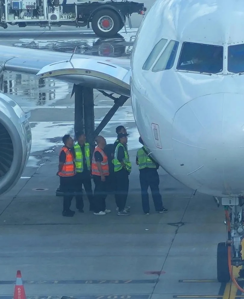 “飞机漏油致航班延误”,航司回应 “飞机漏油致航班延误”,航司回应