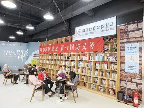 老人快餐店占位蹭空调！店家大喇叭驱赶无果！商家无奈如何化解？