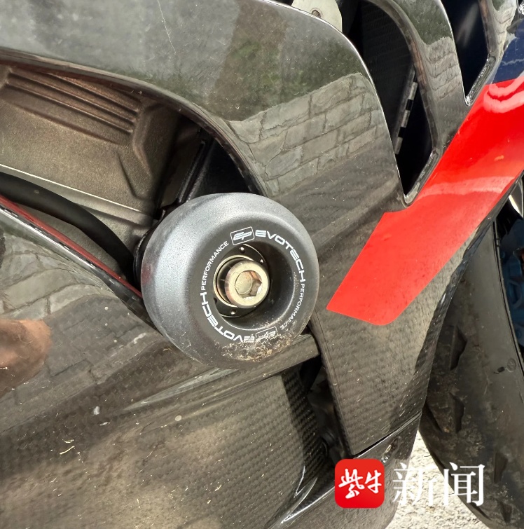 价值55万元宝马摩托被人恶意推倒，车损近10万！ 车主悬赏1万元全网寻找目击者