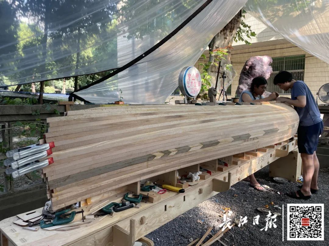 三名美院毕业生造独木舟，计划从武汉划到上海