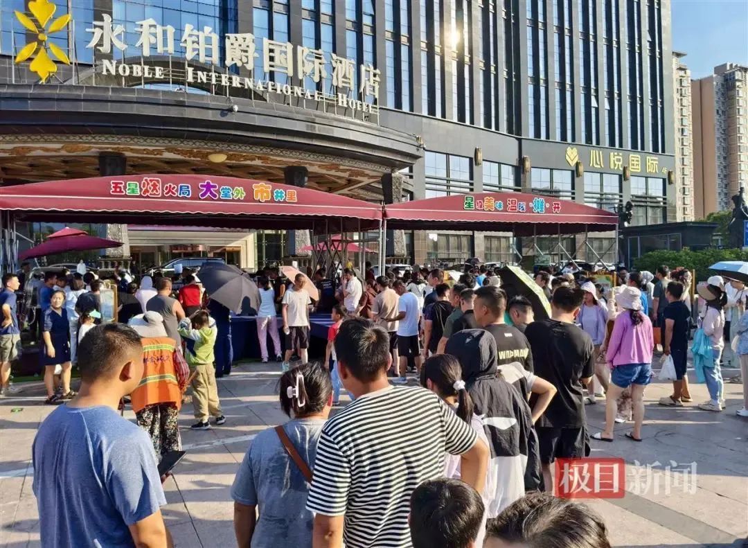 五星级酒店摆小吃摊，半小时售罄！经理：不在乎别人说掉价！