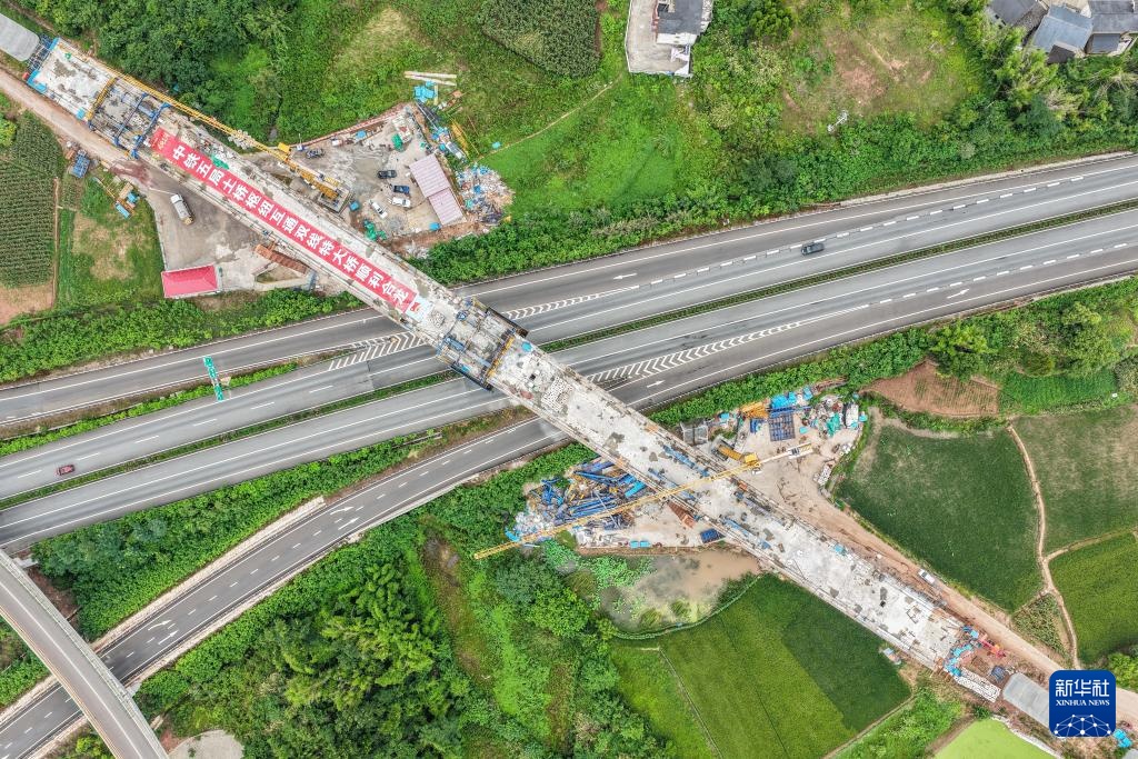 成渝中线高铁重庆段最大跨度连续梁顺利合龙